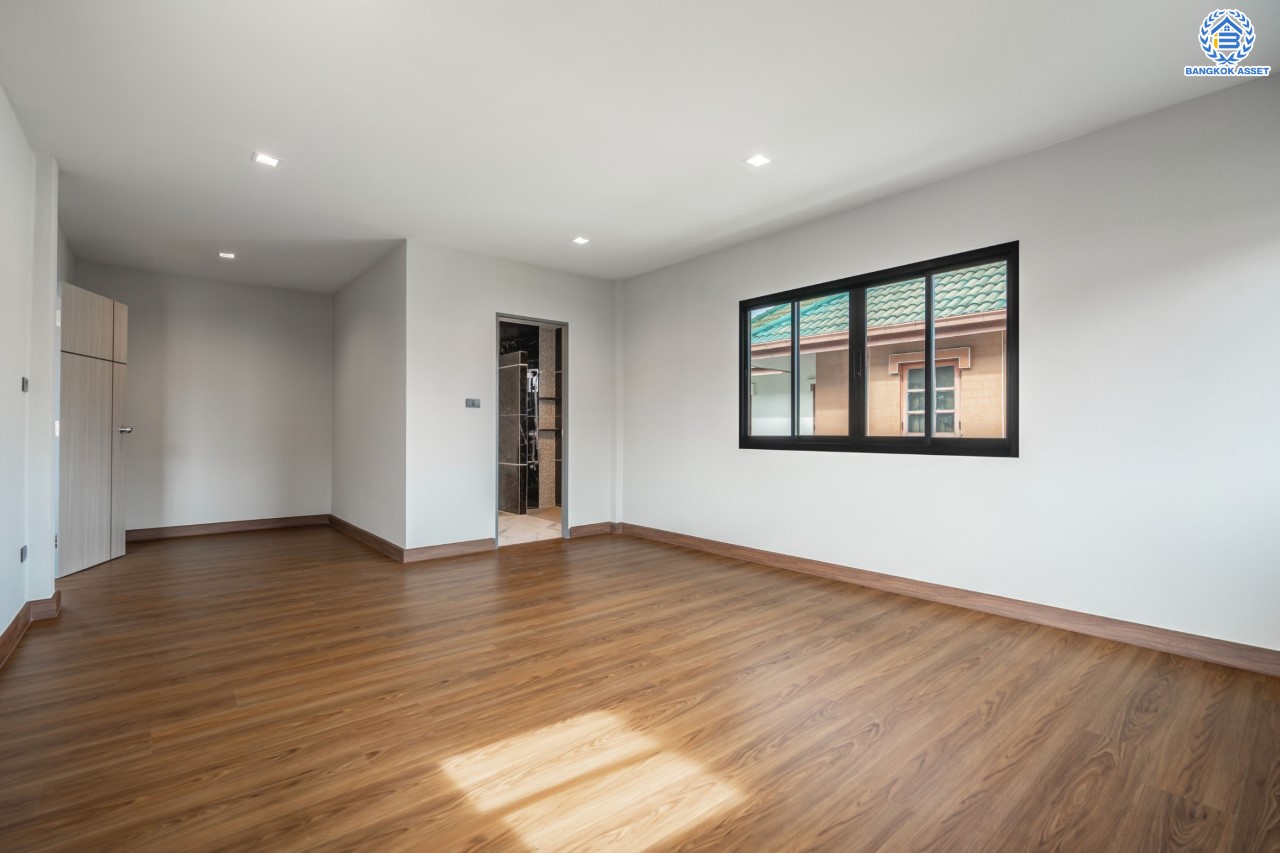 บ้านมือสองตกแต่งใหม่ ม.เมืองเอกประจิม พหลโยธิน87 ตกแต่งครบทุกฟังก์ชัน เนื้อที่ 200 ตร.ว. 3 ห้องนอน 5 ห้องน้ำ 1 ห้องรับรอง จอดรถได้ 3 คัน เชื่อมต่อทุกการเดินทาง ใกล้รถไฟฟ้าสายสีแดง "สถานีหลักหก"และทางด่วน "ศรีสมาน"